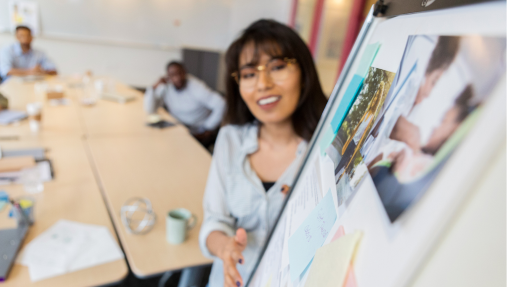 visual aids, English presentations, effective use, academic presentation, slides, communication tools, PowerPoint, engaging visuals, clarity in presentations
