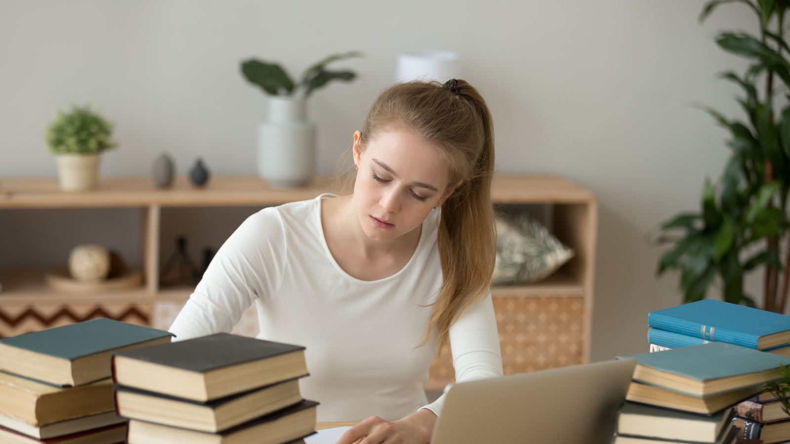 academic vocabulary, essay writing, college students, vocabulary building, academic success, ESL writing tips, vocabulary lists, essential terms, word choice in essays